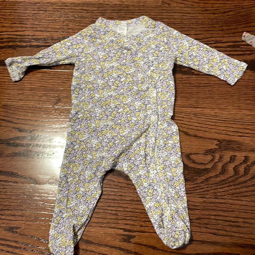 ⭐️SALE 3/$10❄️3M Purple, yellow & white flower footie onesie